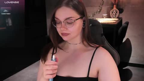 Snapshot of little_bambii_ chatting on 02.21.25 Eva online show from 02.21.25