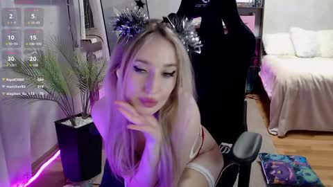 Snapshot of little_sofa99 chatting on 12.25.24 Sonya online show from 12.25.24