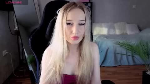 Snapshot of little_sofa99 chatting on 09.16.25 Sonya online show from 09.16.25