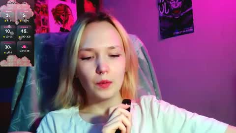 Snapshot of little_sugar_queen chatting on 07.25.26 Akin online show from 07.25.26