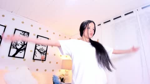 Snapshot of littlearii chatting on 02.04.25 Ari online show from 02.04.25