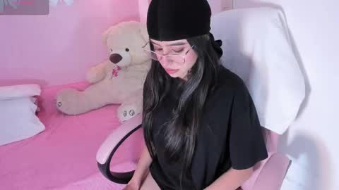 Snapshot of littlearii chatting on 10.03.25 Ari online show from 10.03.25