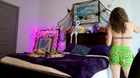 Snapshot of littledeathtrap chatting on 10.04.25 littledeathtrap online show from 10.04.25