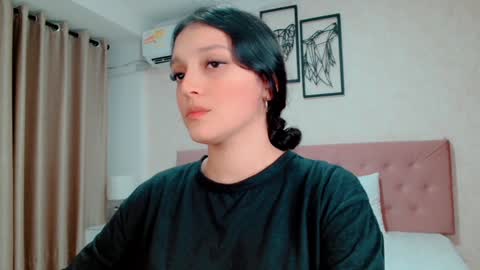 Snapshot of littlemolly_pregnant chatting on 01.05.25 Sarahs Room online show from 01.05.25