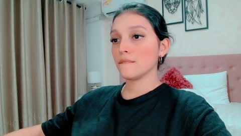 Snapshot of littlemolly_pregnant chatting on 01.06.25 Sarahs Room online show from 01.06.25