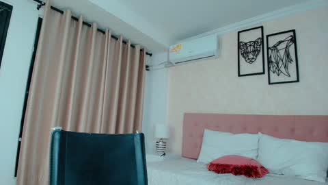 Snapshot of littlemolly_pregnant chatting on 01.23.25 Sarahs Room online show from 01.23.25