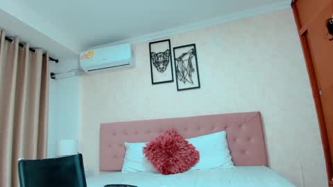 Snapshot of littlemolly_pregnant chatting on 01.25.25 Sarahs Room online show from 01.25.25