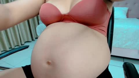 Snapshot of littlemolly_pregnant chatting on 02.23.25 Sarahs Room online show from 02.23.25