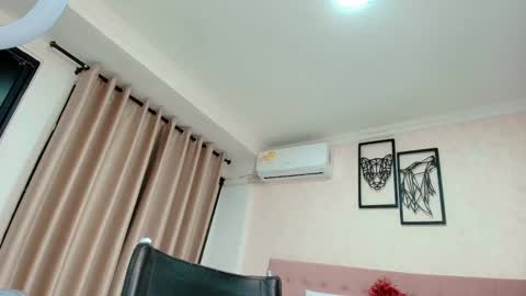 Snapshot of littlemolly_pregnant chatting on 03.01.25 Sarahs Room online show from 03.01.25