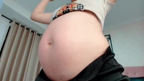 Snapshot of littlemolly_pregnant chatting on 03.06.25 Sarahs Room online show from 03.06.25