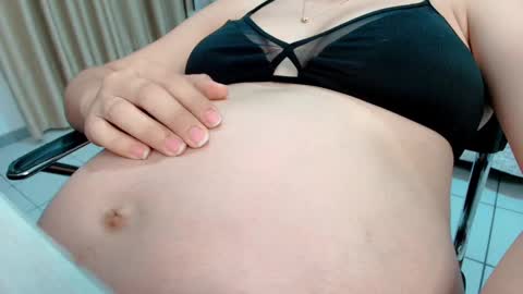 Snapshot of littlemolly_pregnant chatting on 03.11.25 Sarahs Room online show from 03.11.25