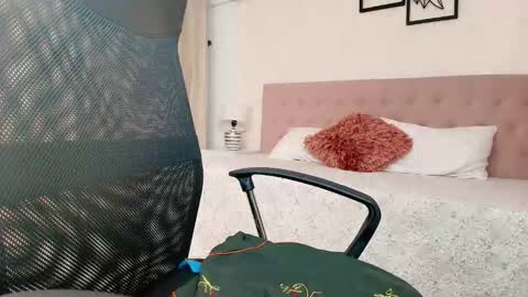 Snapshot of littlemolly_pregnant chatting on 09.23.25 Sarahs Room online show from 09.23.25
