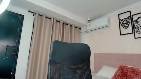 Snapshot of littlemolly_pregnant chatting on 10.01.25 Sarahs Room online show from 10.01.25