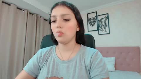 Snapshot of littlemolly_pregnant chatting on 05.06.26 Sarahs Room online show from 05.06.26