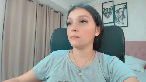 Snapshot of littlemolly_pregnant chatting on 05.12.26 Sarahs Room online show from 05.12.26