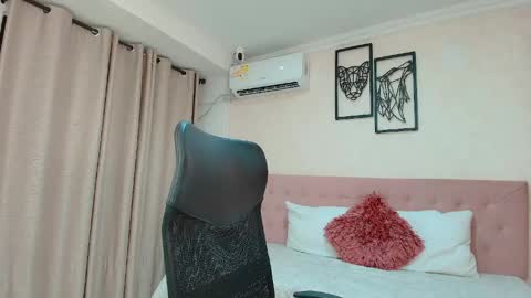 Snapshot of littlemolly_pregnant chatting on 05.20.26 Sarahs Room online show from 05.20.26