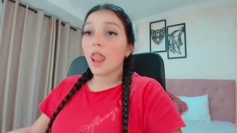 Snapshot of littlemolly_pregnant chatting on 08.01.26 Sarahs Room online show from 08.01.26