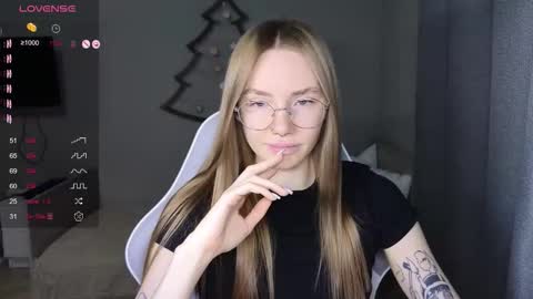 Snapshot of littlevildevil chatting on 01.09.26 Eliana online show from 01.09.26