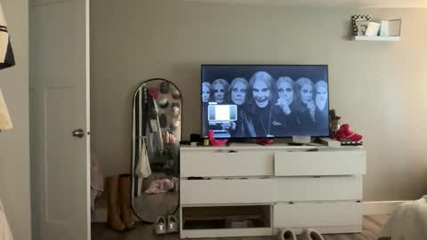 Snapshot of livvymack chatting on 09.19.25 Livvy online show from 09.19.25