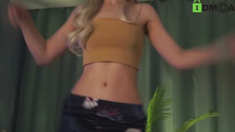 Snapshot of lizbethcoll chatting on 12.28.24 Sunnheart online show from 12.28.24