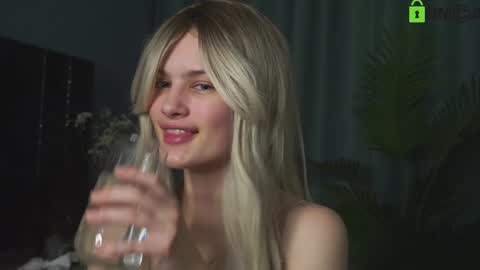 Snapshot of lizbethcoll chatting on 01.18.25 Sunnheart online show from 01.18.25