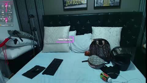 Snapshot of lizz_tender chatting on 09.26.25 Lizz online show from 09.26.25