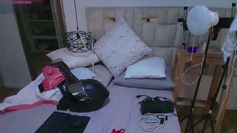 Snapshot of lizz_tender chatting on 10.20.25 Lizz online show from 10.20.25