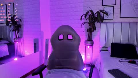 Snapshot of lizzie_evans chatting on 11.26.25 Lizzie online show from 11.26.25