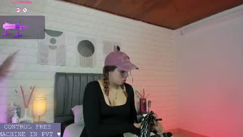 Snapshot of lizzie_evans chatting on 06.13.26 Lizzie online show from 06.13.26
