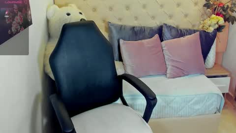 Snapshot of lizzy_joss chatting on 10.05.25 Lizzy Joss online show from 10.05.25