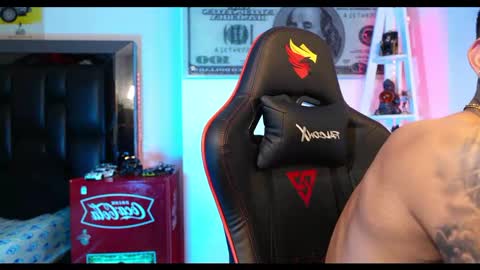 logan_hugh8 online show from 02.26.25