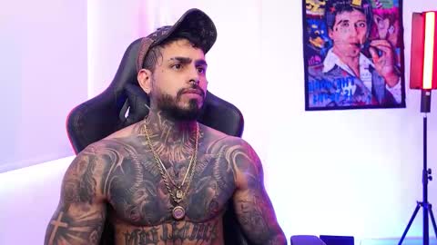 logan_hugh8 online show from 11.17.25