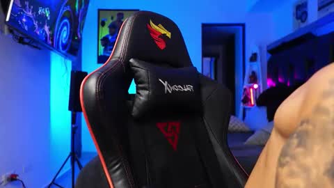 logan_hugh8 online show from 01.17.26