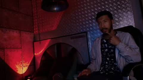 Snapshot of logan_mercer chatting on 12.03.25 logan_mercer online show from 12.03.25