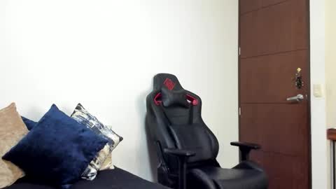 Snapshot of logannick chatting on 11.04.25 Logan online show from 11.04.25