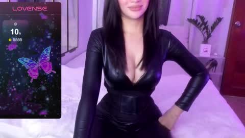 Snapshot of loisewilliams chatting on 12.23.25 Mistress L online show from 12.23.25