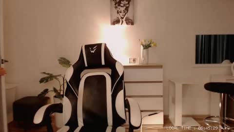  Lola  online show from 04.25.26