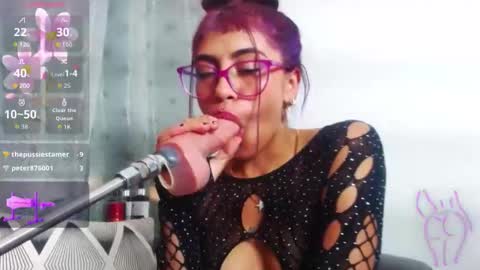 Snapshot of lola_benz chatting on 09.11.25 layla online show from 09.11.25