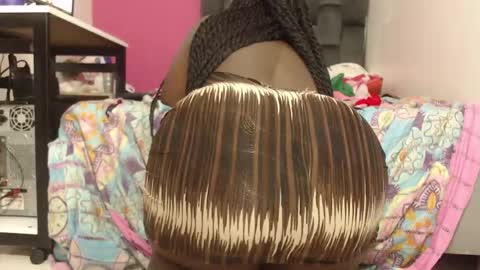 Snapshot of lola_honney chatting on 02.14.25 lola_honney online show from 02.14.25