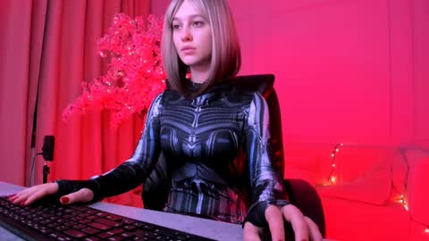 Snapshot of lolalemona chatting on 12.15.24 lolalemona online show from 12.15.24