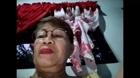 Snapshot of lolamommie chatting on 11.27.25 tey online show from 11.27.25