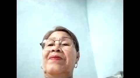 Snapshot of lolamommie chatting on 12.15.25 tey online show from 12.15.25