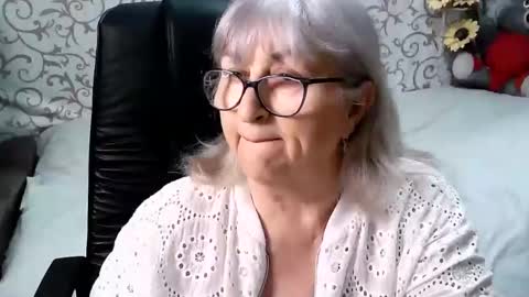 Snapshot of lolkaalyss chatting on 02.19.25 LolkaAlyss online show from 02.19.25