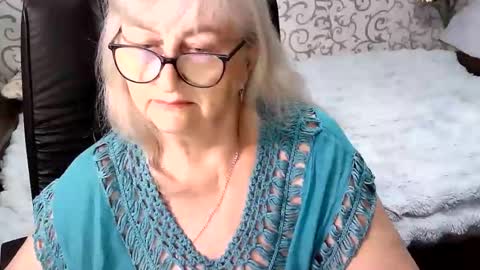 Snapshot of lolkaalyss chatting on 10.09.25 LolkaAlyss online show from 10.09.25