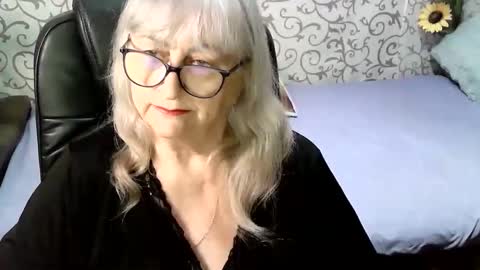 Snapshot of lolkaalyss chatting on 11.06.25 LolkaAlyss online show from 11.06.25