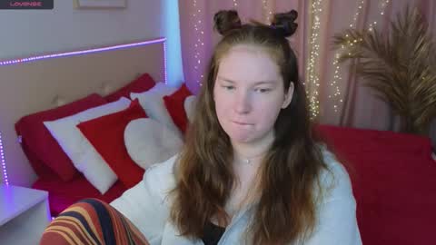 Snapshot of lolly_pump chatting on 09.11.25 Mona online show from 09.11.25