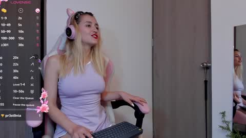 Snapshot of lollypetitte_ chatting on 12.24.24 Lolly online show from 12.24.24