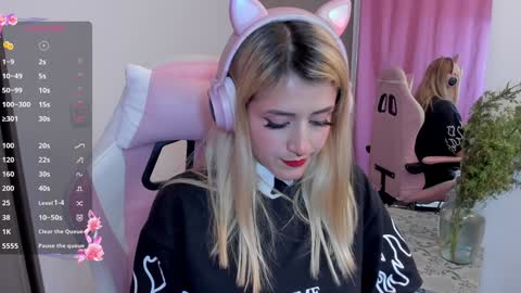 Snapshot of lollypetitte_ chatting on 12.30.24 Lolly online show from 12.30.24