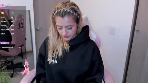 Snapshot of lollypetitte_ chatting on 12.31.24 Lolly online show from 12.31.24