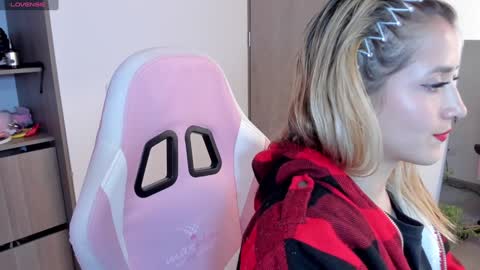 Snapshot of lollypetitte_ chatting on 12.31.24 Lolly online show from 12.31.24